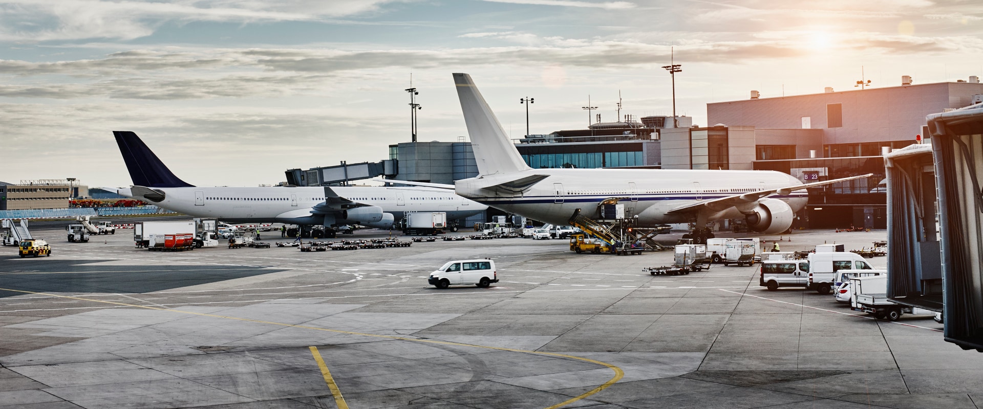 Causes of delays and cancellations in air transport and shipping